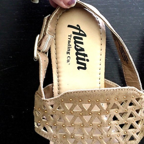 Women's Sandals‎ - Picture 2 of 4